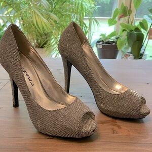 𝅺MICHAEL Silver Fabric Glitter Peep Toe Pumps Heels